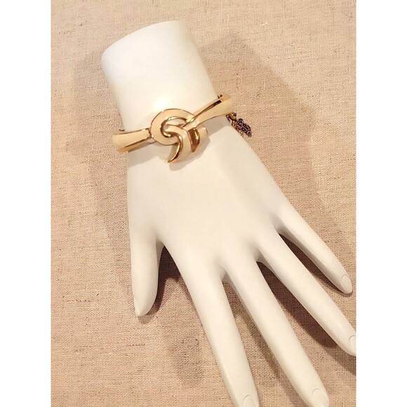 Vintage Classic Monet Goldtone Cream Knot Enameled Cuff Bangle Bracelet Signed - Picture 3 of 12